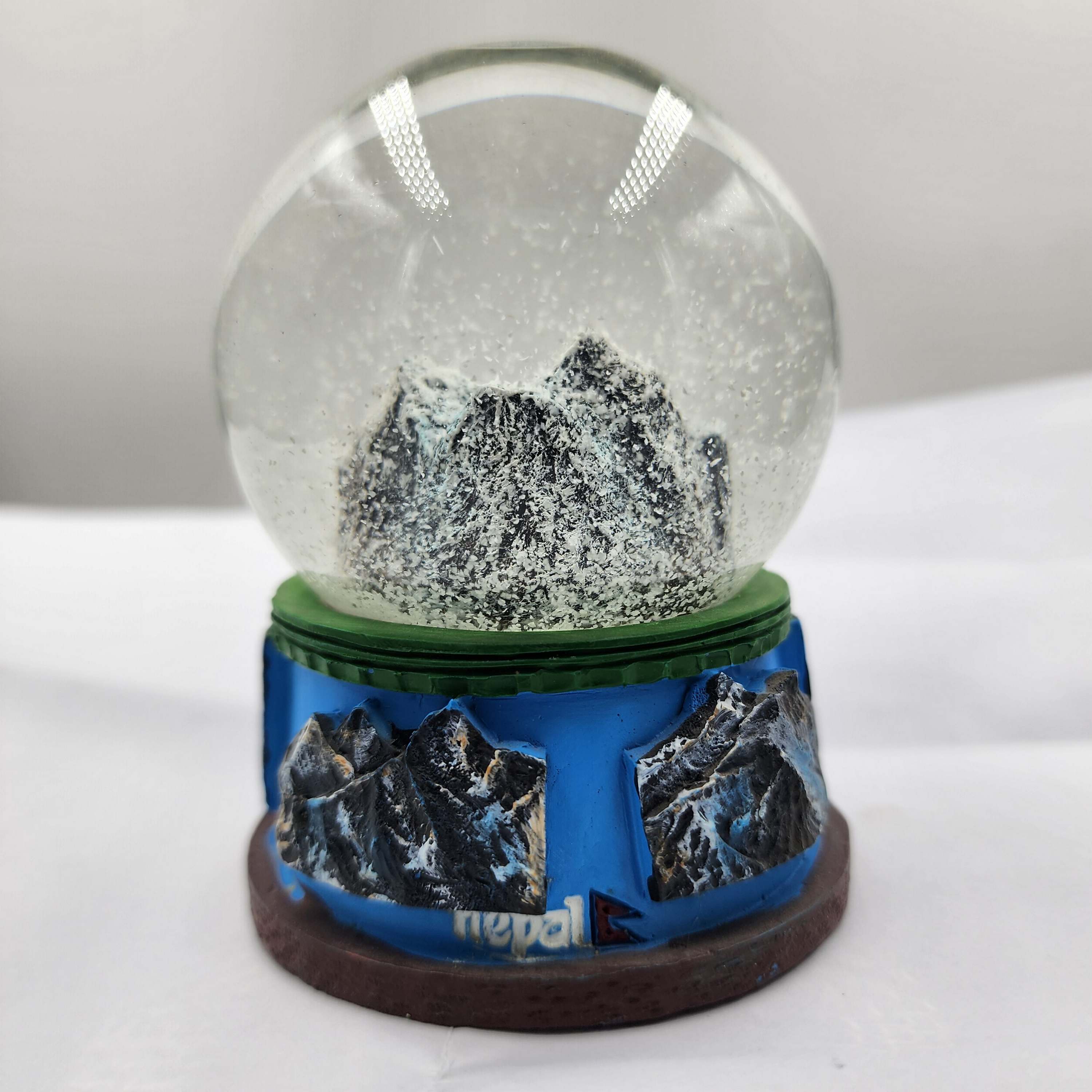 Water Globe Of everest With Made From Fiber, Replica Of The Majestic Mountain Of Nepal